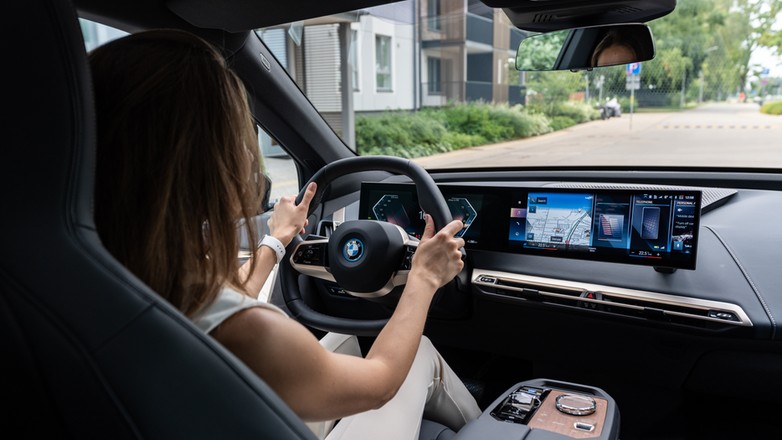 Samochód z elektrycznym wspomaganiem kierownicy. Zdjęcie ilustracyjne