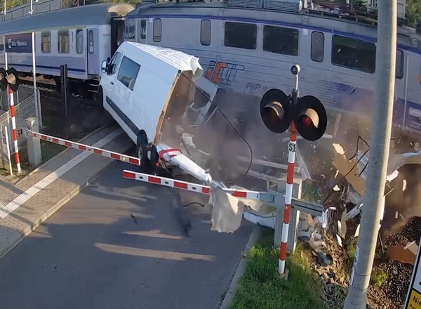 Groźny wypadek na przejeździe pod Krakowem. Pociąg przeciął dostawczaka na pół