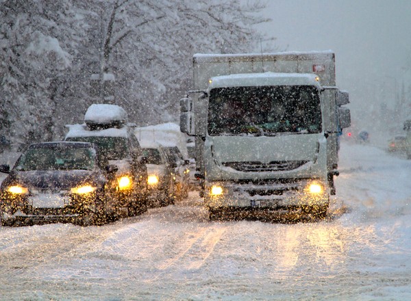 Znaki są, linie są, ale zasypał je śnieg. Czy za nieprzestrzeganie niewidocznych znaków można dostać mandat?