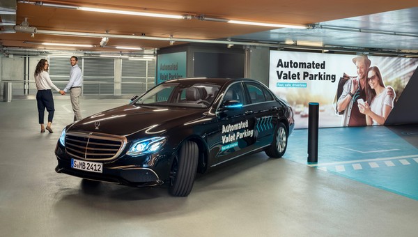 Podjedź, wyjdź, kliknij – prawdziwe automatyczne parkowanie