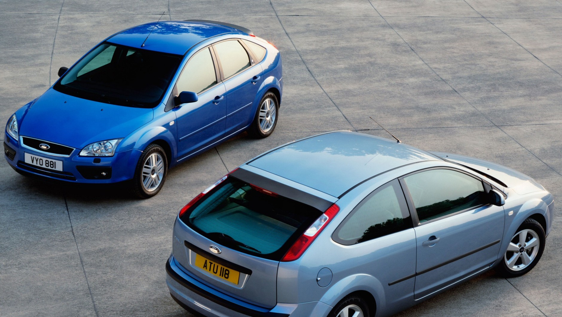 Podczas tworzenia pierwszej generacji hatchbacka Ford postawił na rewolucyjną stylistykę. W przypadku drugiej odsłony modelu projektantom wyraźnie zabrakło odwagi.