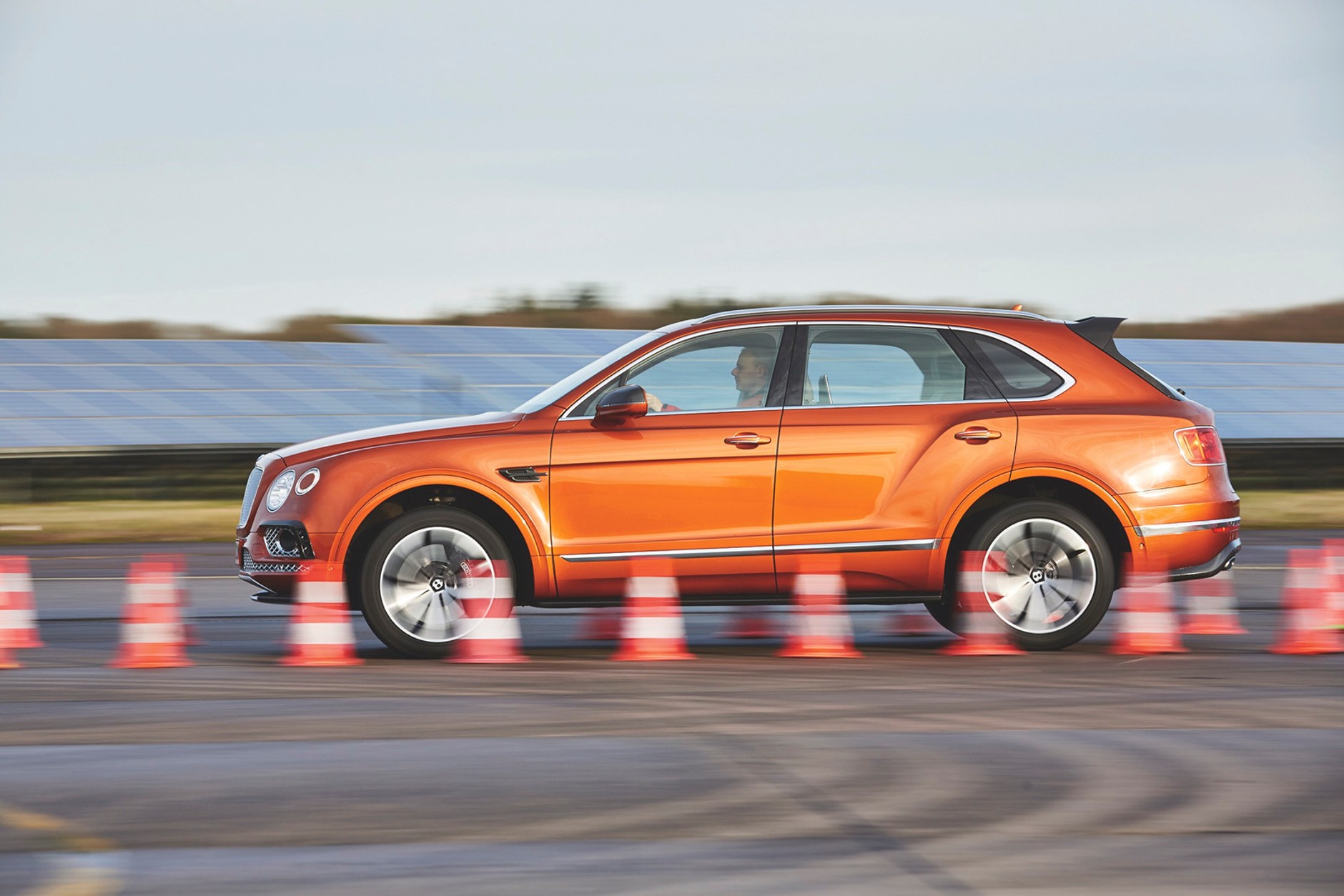 Wolty kontra oktany: Tesla Model X i Bentley Bentayga W12