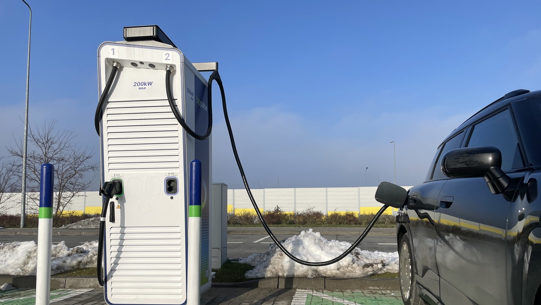 Ładowanie samochodu elektrycznego w zimie często trwa dłużej, niż latem, a zasięg elektryka jest niższy