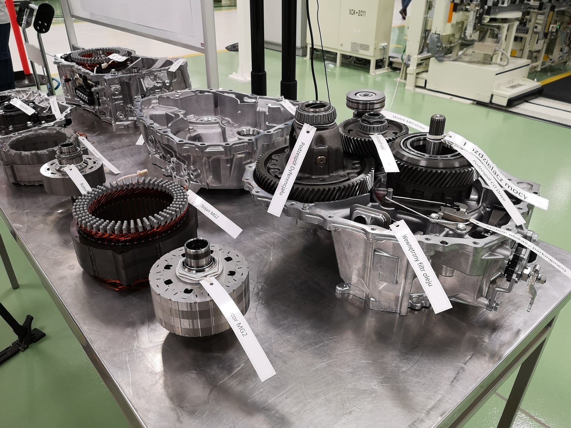 Toyota Motor Manufacturing Poland - zakład w Wałbrzychu. Oto mechaniczne komponenty przekładni. Większość podzespołów jest importowana z Japonii. Docelowo będą zastąpione polską produkcją u kooperantów