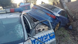 Policjanci spojrzeli na Audi i włączyli "koguty". W trakcie pościgu kierowca próbował ich zaskoczyć
