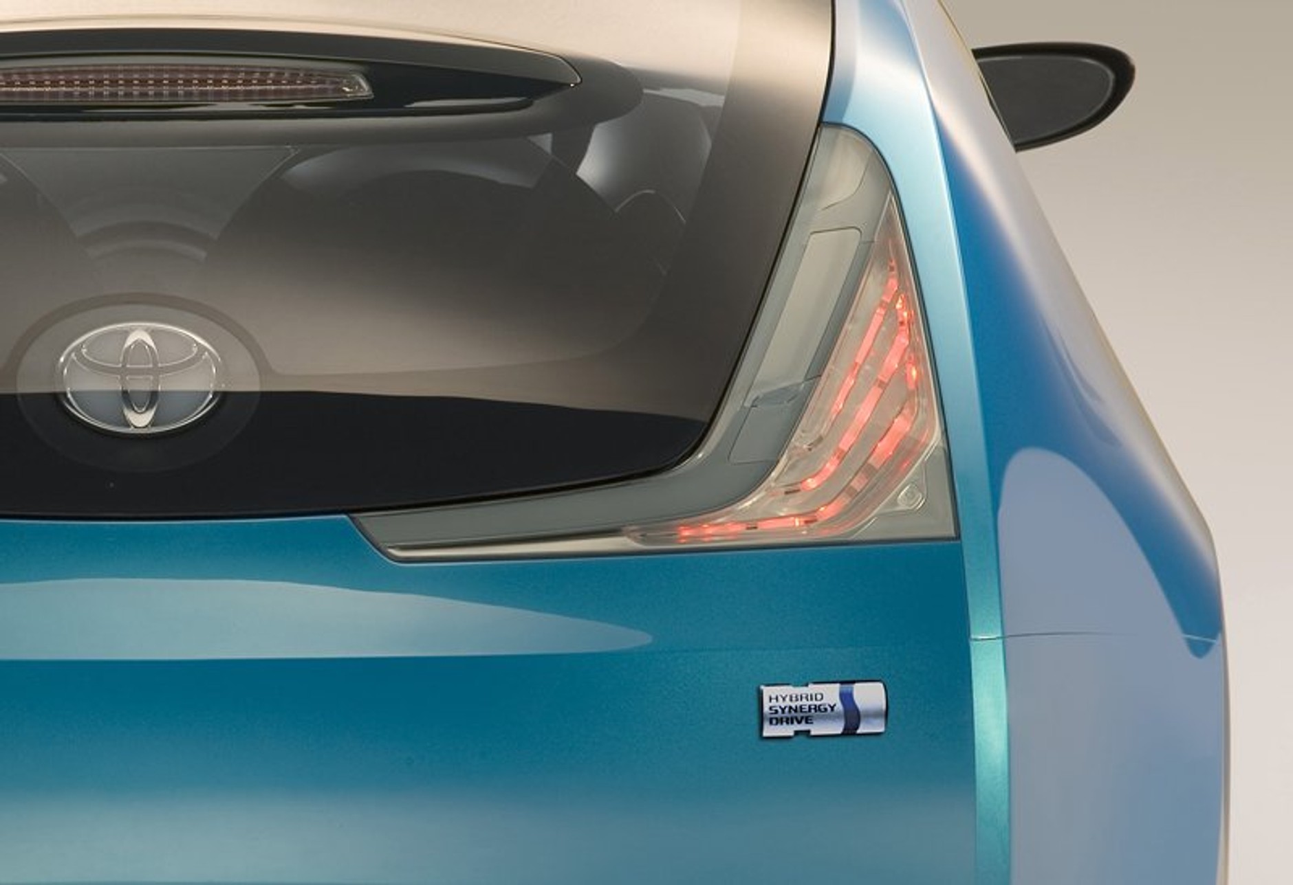 Dwie hybrydy Toyoty w Genewie