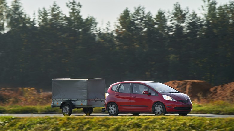Ograniczenia prędkości przy jeździe autem z przyczepą