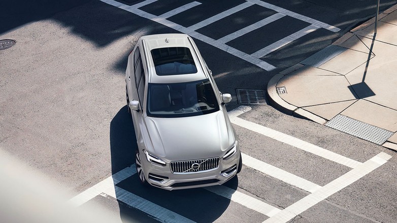 248341 Refreshed Volvo XC90 Inscription T8 Twin Engine in Birch Light Metallic