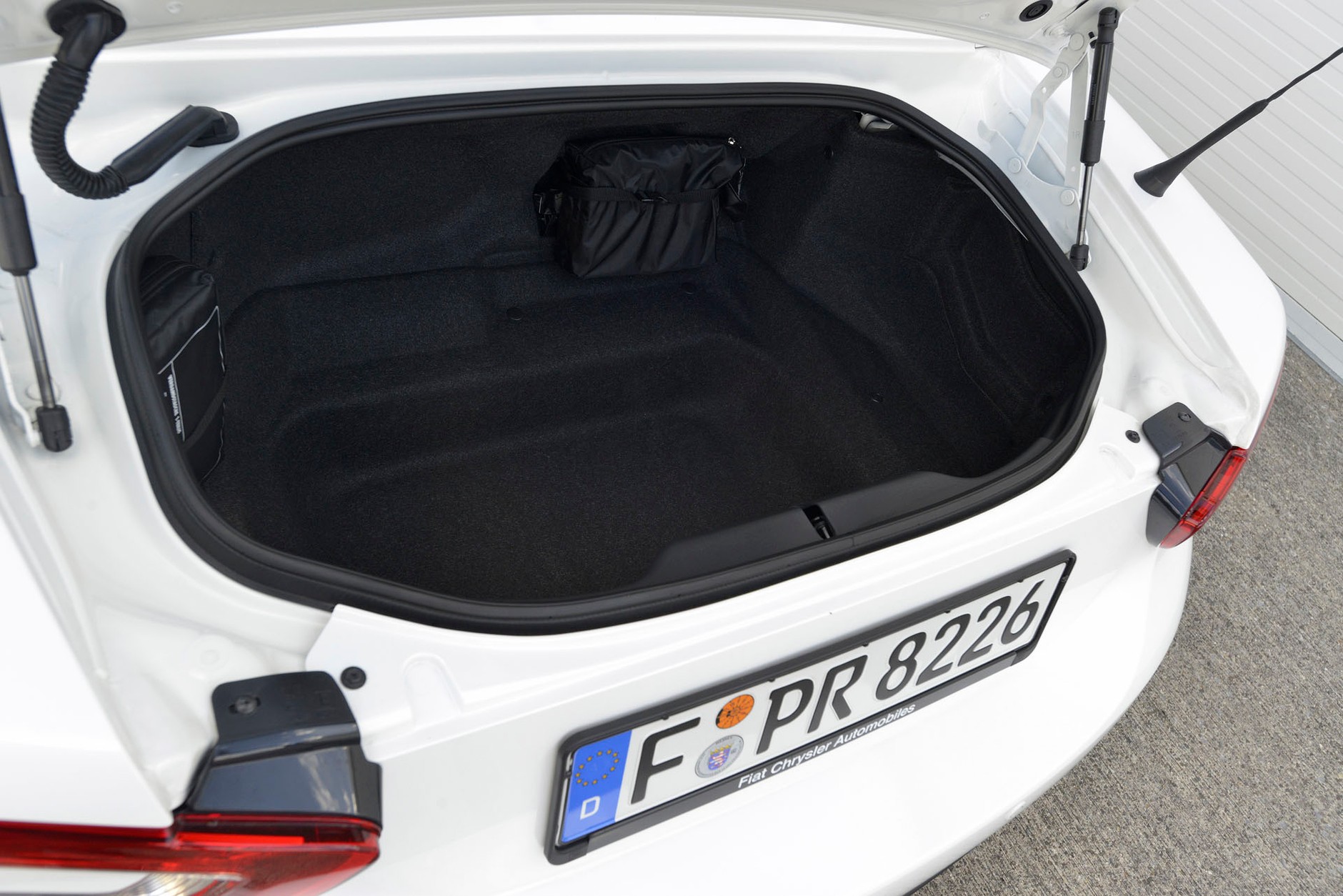 Mazda MX-5 kontra Fiat 124 Spider - takie same, a jednak inne