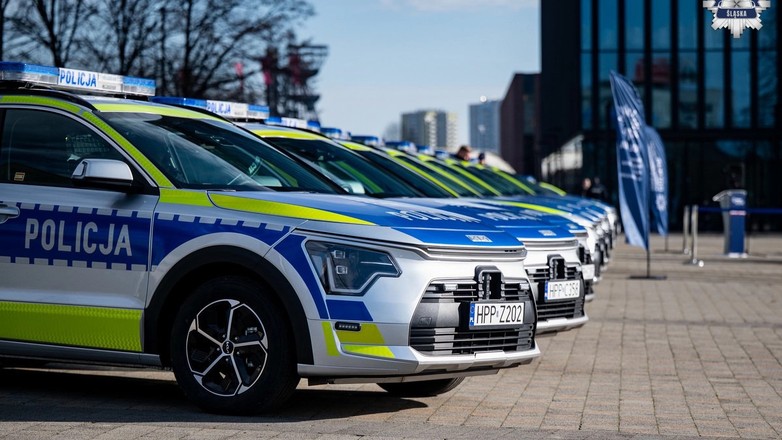 Nowe radiowozy śląskiej policji. To hybrydowe Kie Niro