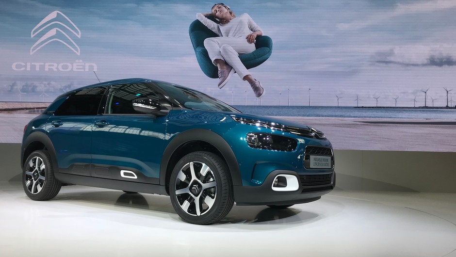 Citroen C4 Cactus. Po ogromnych osłonach na drzwiach ani śladu. Zostały zastąpione mniejszym pasem na dole nadwozia.