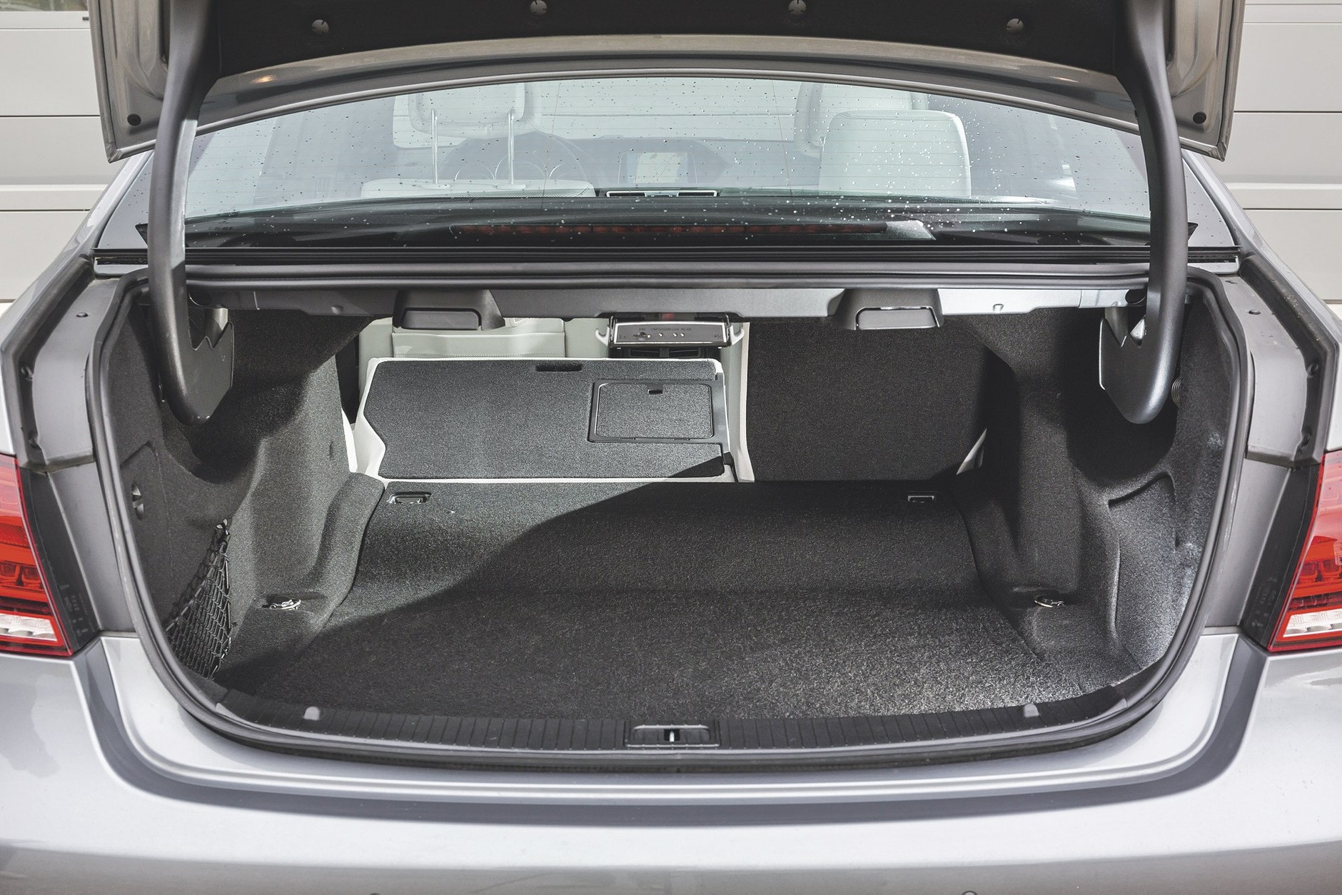 Porównanie: Mercedes E 220 BlueTec kontra Skoda Superb 2.0 TDI