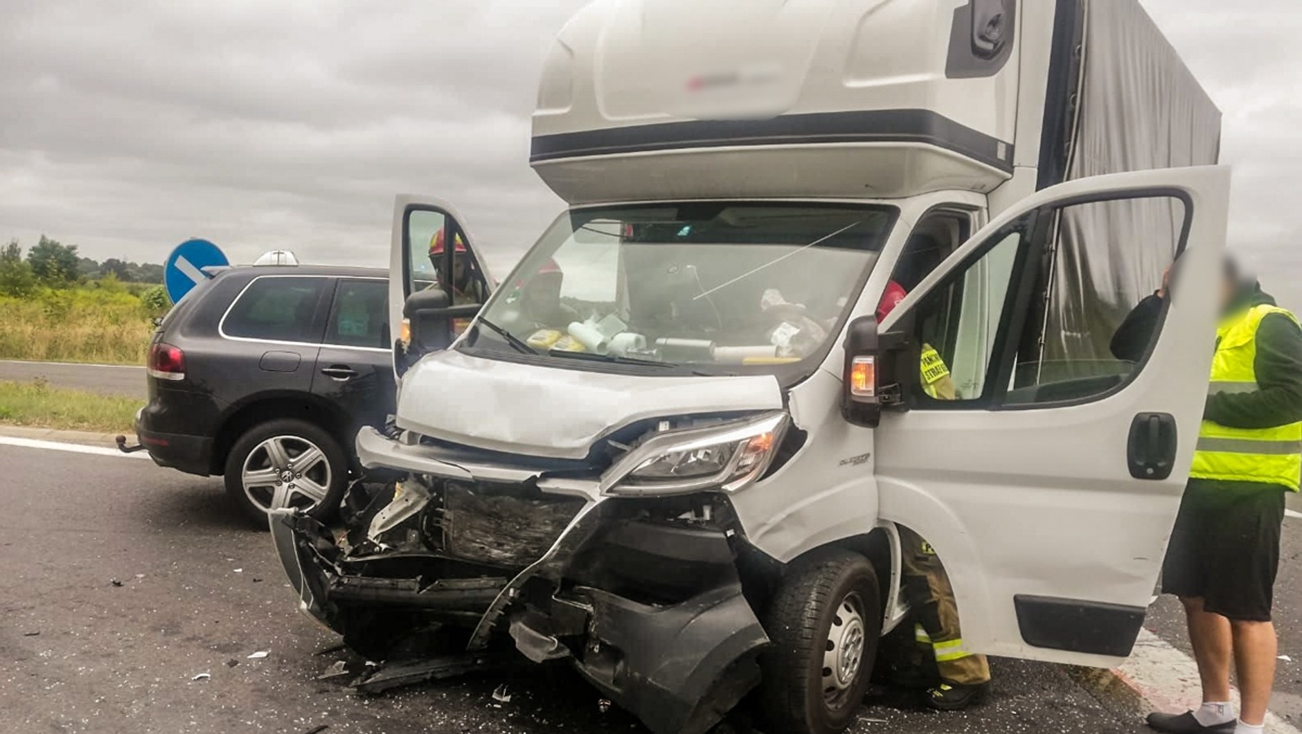 Kobieta kierująca audi uderzyła w busa jadącego drogą krajową
