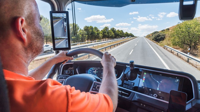 Kierowca ciężarówki (zdjęcie ilustracyjne)