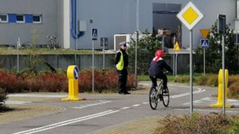 Obraz pochodzący z serwisu https://koszalin.policja.gov.pl/zk/aktual/aktualnosci/62491,Policjanci-z-koszalinskiej-drogowki-pomoga-w-przygotowaniu-do-egzaminu-na-karte-.html