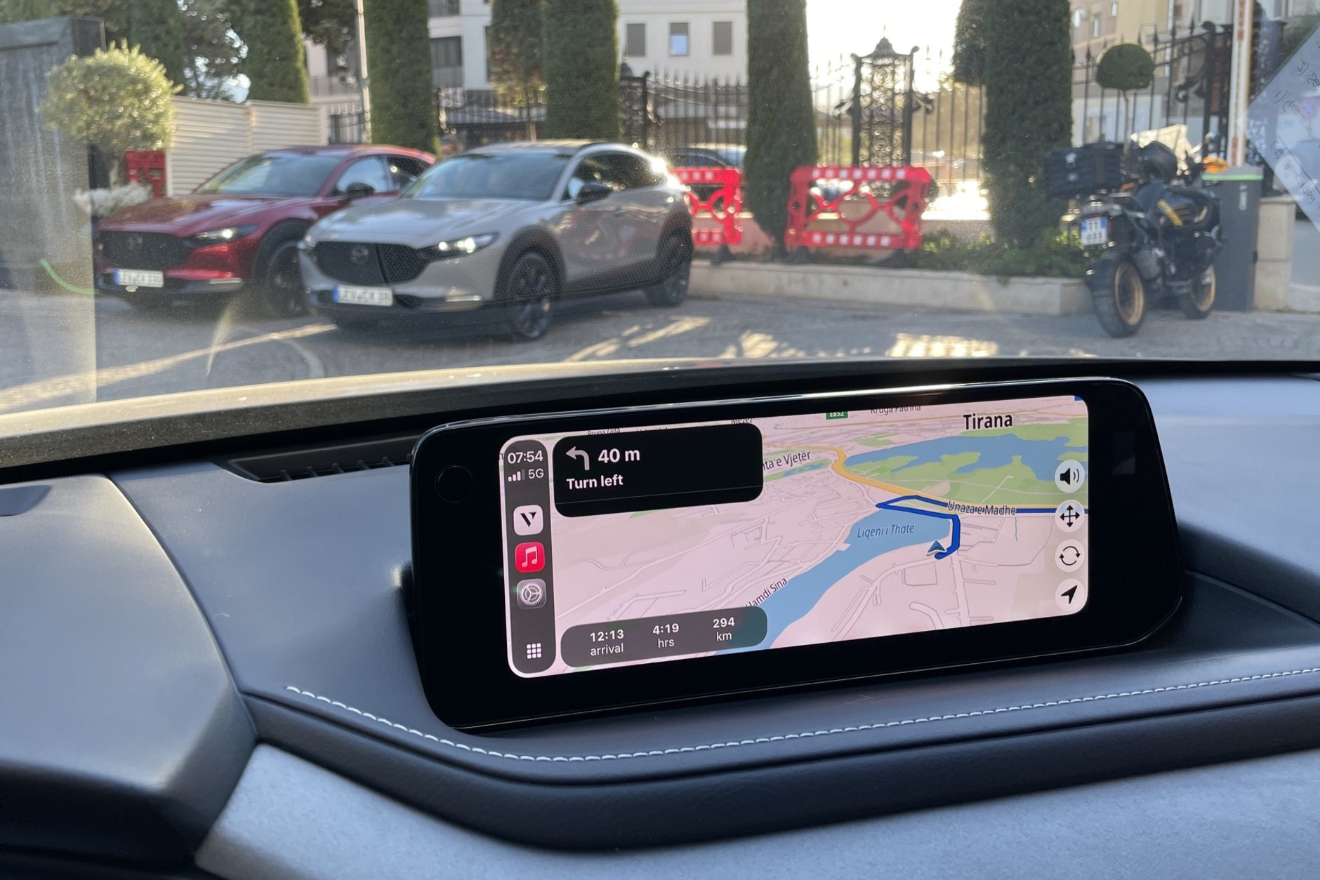 Mazdy CX-30 na parkingu hotelowym w Tiranie w Albanii