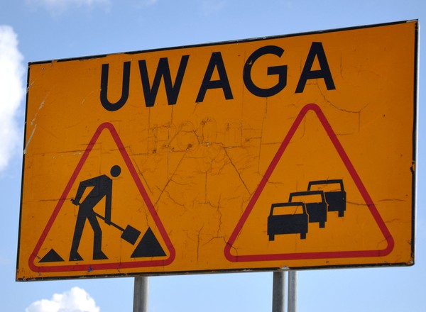 Trafiła kosa na kamień. TIR musiał cofać przez całą długość zwężenia