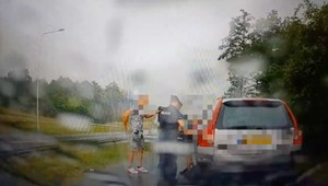 Jechał wężykiem Volvo z kierownicą po prawej stronie. Zareagował policjant na urlopie [WIDEO]