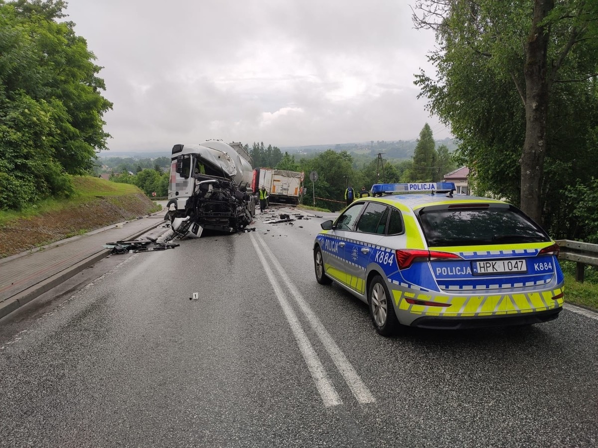 Obraz pochodzący z serwisu https://podkarpacka.policja.gov.pl/rze/aktualnosci/127888,Wypadek-drogowy-w-Zarzeczu-z-udzialem-dwoch-pojazdow-ciezarowych.html