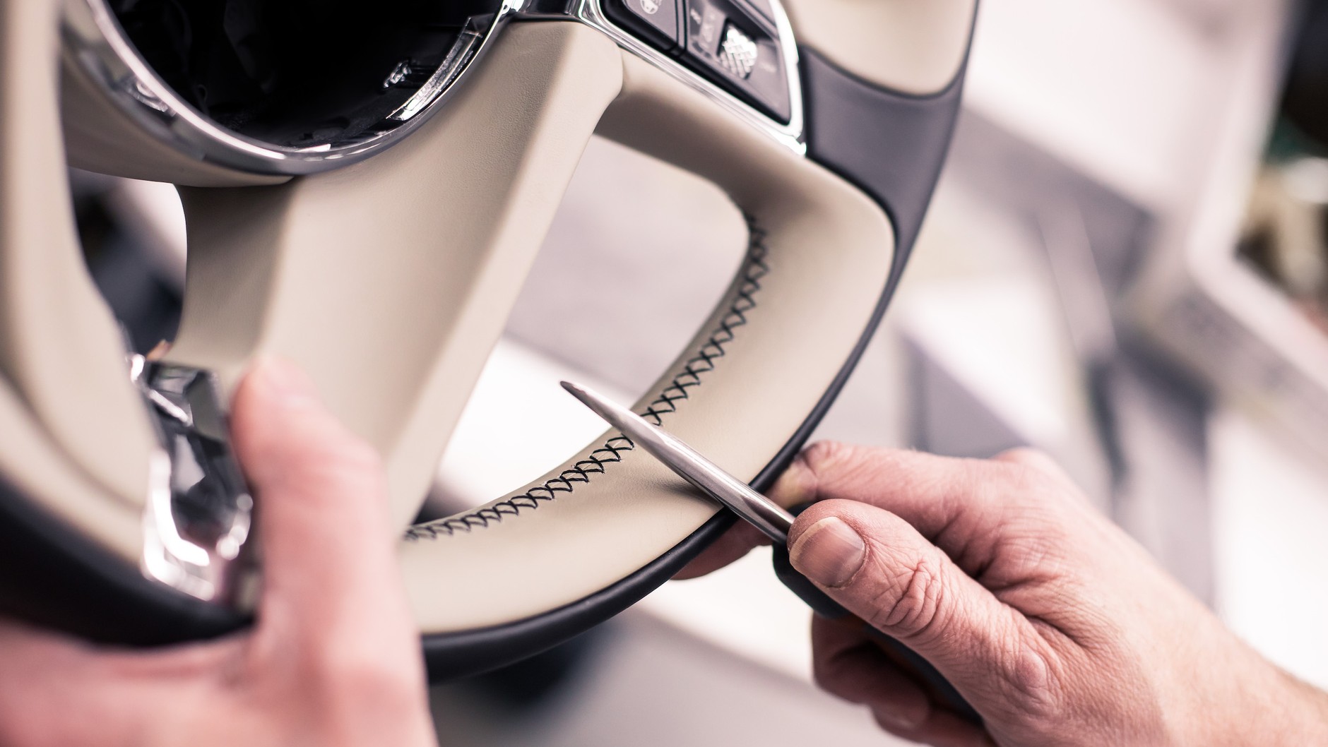 Fabryka Bentleya w Crewe – obróbka skóry, produkcja tapicerki