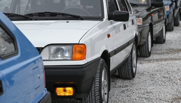 Te auta były największymi hitami w Polsce 30 lat temu. Pozycja Toyoty i Poloneza zaskakuje