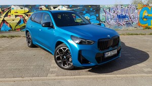 BMW X1 M135i udowadnia, że sportowy charakter można pogodzić z terenowymi genami