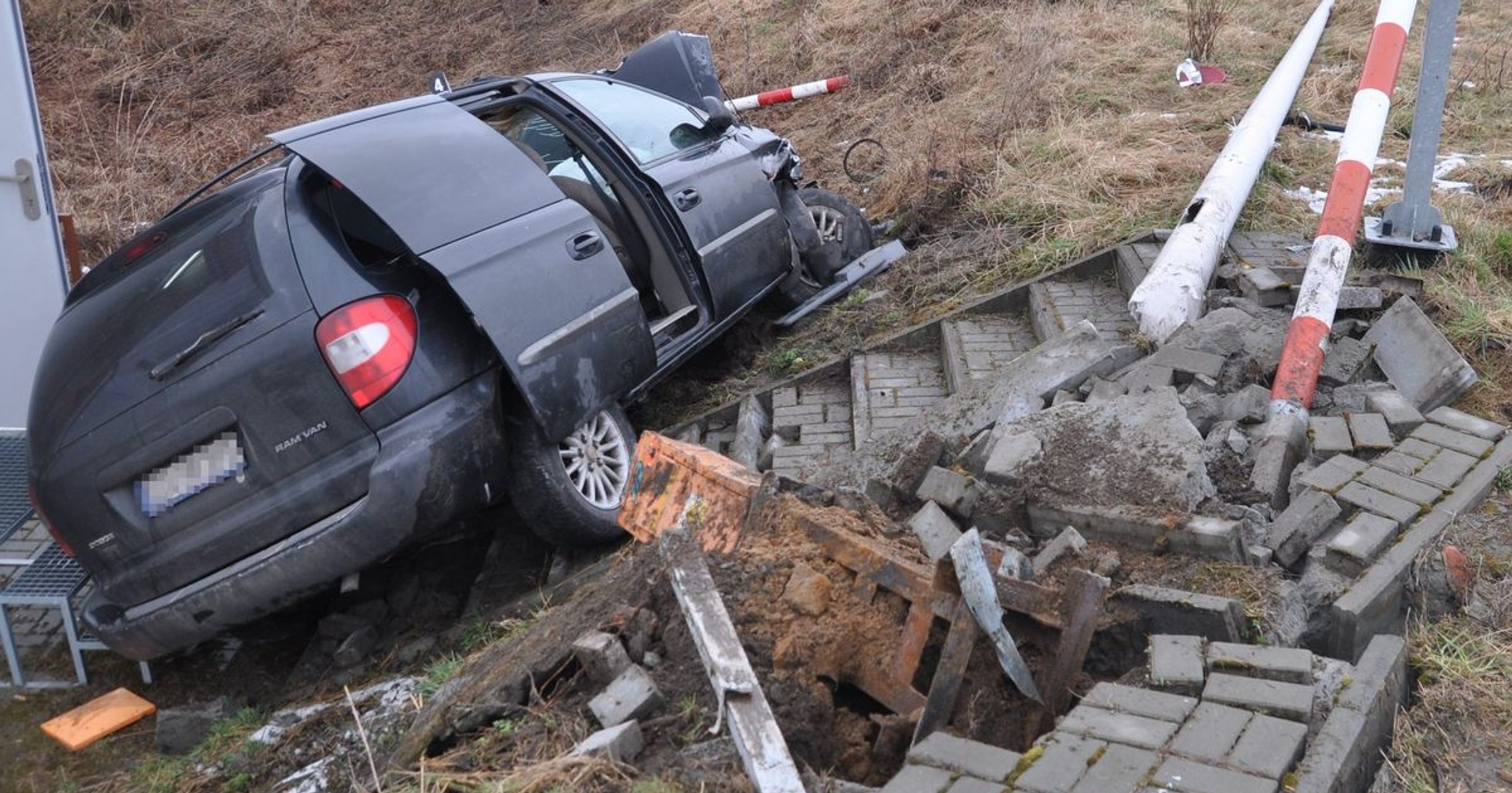 Rozbity Chrysler pod Łukowem