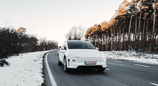 Tak jeździ Tesla Model Y Juniper, czyli wersja po liftingu. Czy zdoła powstrzymać ucieczkę klientów?