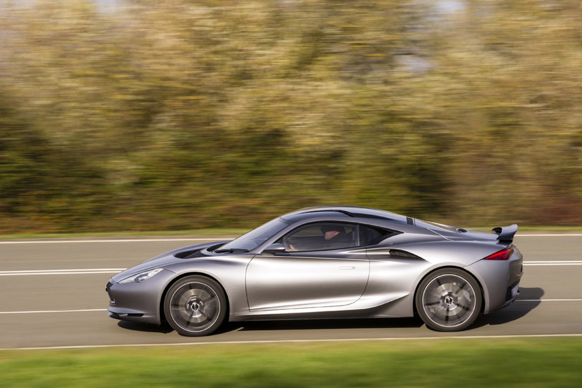 Infiniti Emerg-e: samochód mknący w milczeniu