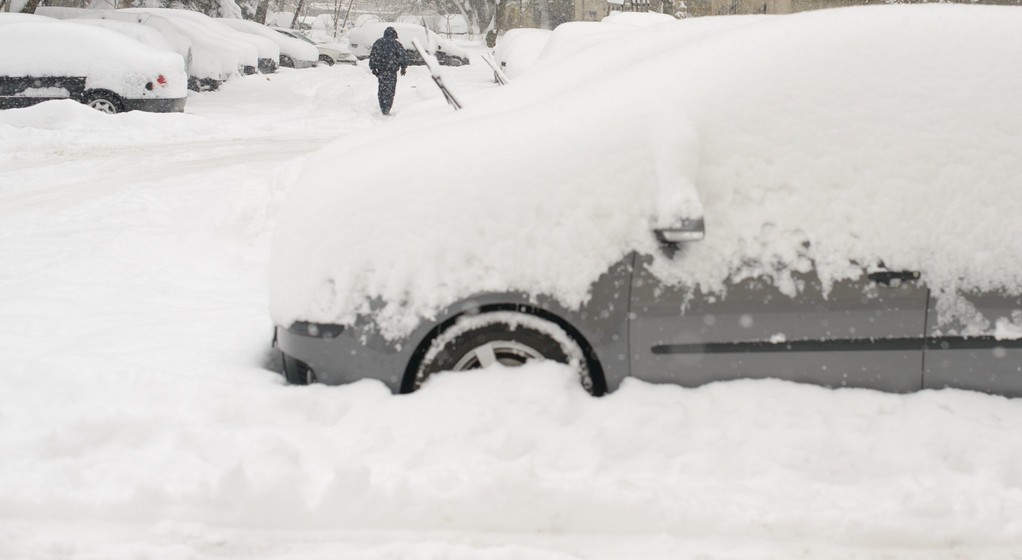 Zasypane śniegiem samochody na parkingu