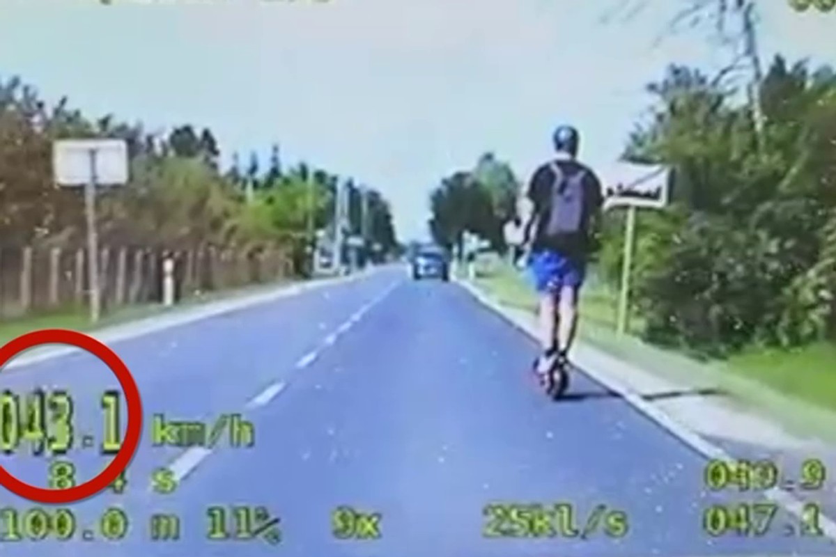 Jechał hulajnogą elektryczną ponad 40 km na godz. Policjanci wszystko nagrali