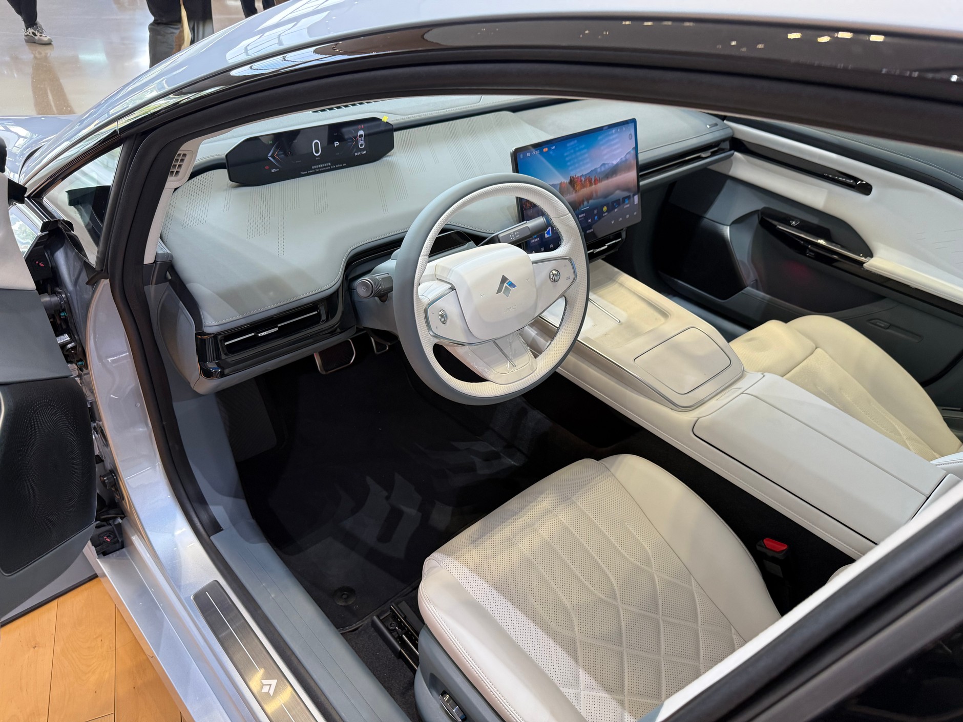 Typowy kokpit chińskiego auta: wielki ekran na środku deski rozdzielczej służący do sterowania praktycznie wszystkim