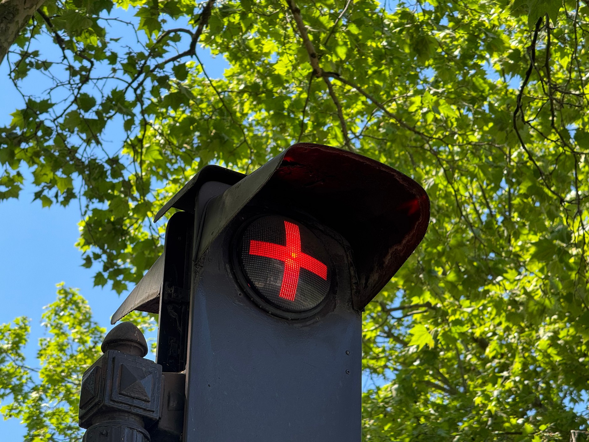 Sygnalizacja świetlna ze świecącym plusem we Francji