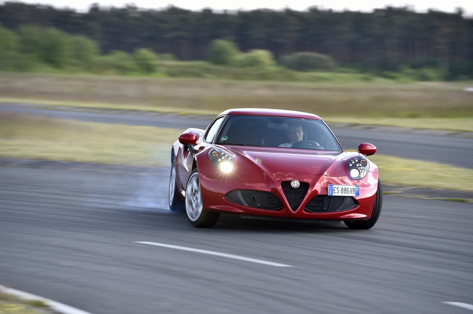 Dzięki niskiej wadze i układowi kierowniczemu bez wspomagania Alfa Romeo 4C jest rewelacyjnie 
poręczna
