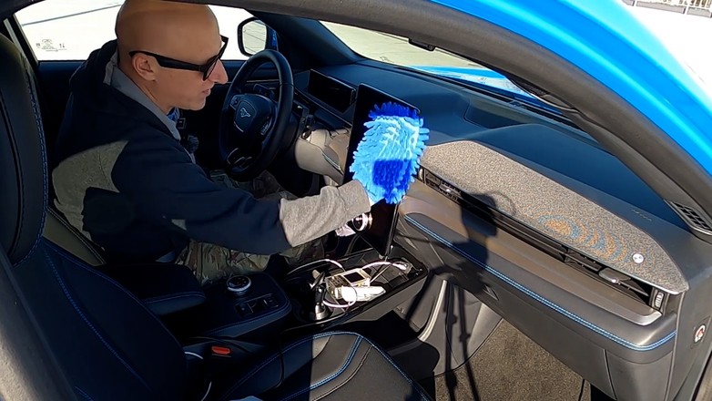 mustang wersja krotsza.mp4.00_14_01_17.Still001.jpg