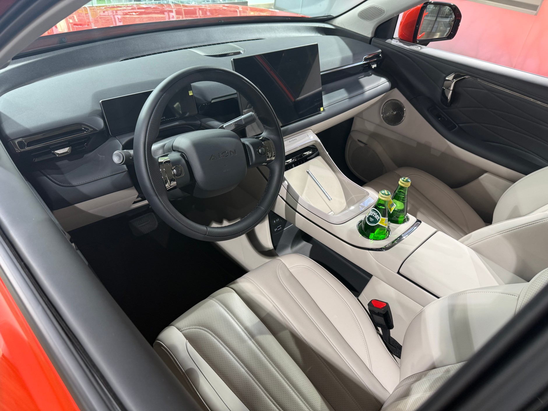 Wnętrze Aiona V – taniego SUV-a średniej wielkości przewidzianego na europejski rynek