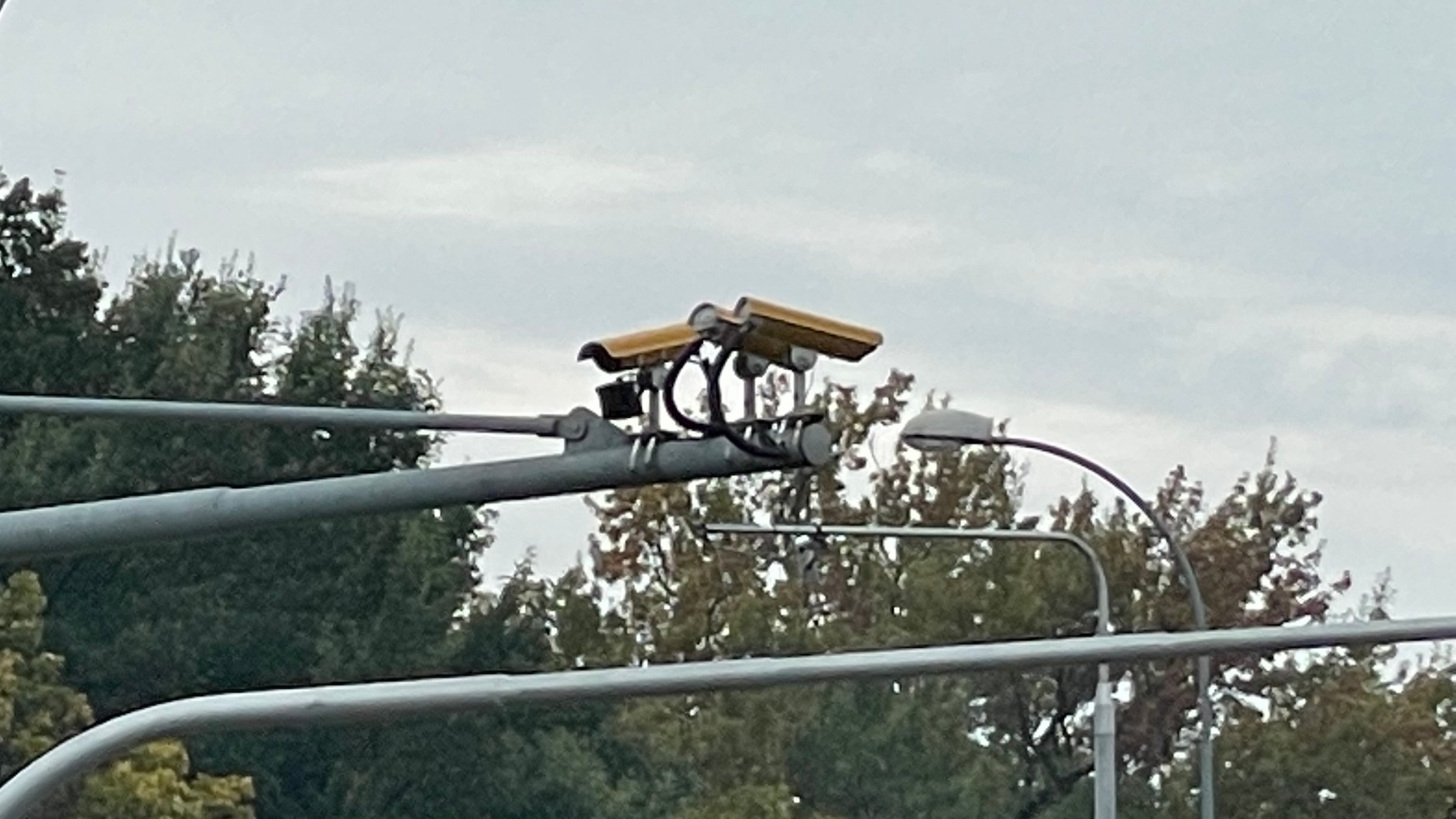 Kamery na skrzyżowaniu w Jabłonnie są koloru żółtego jak to w systemie Red Light. To jedyne oznaczenie, że można dostać mandat