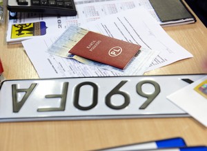 Obowiązek rejestracji sprowadzonego auta - łatwiej będzie o karę