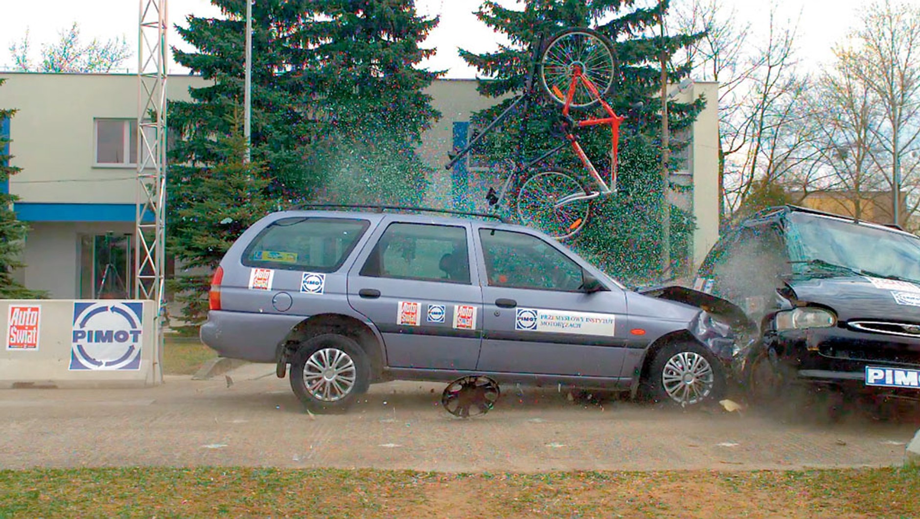 Uwaga na niemarkowe bagażniki!