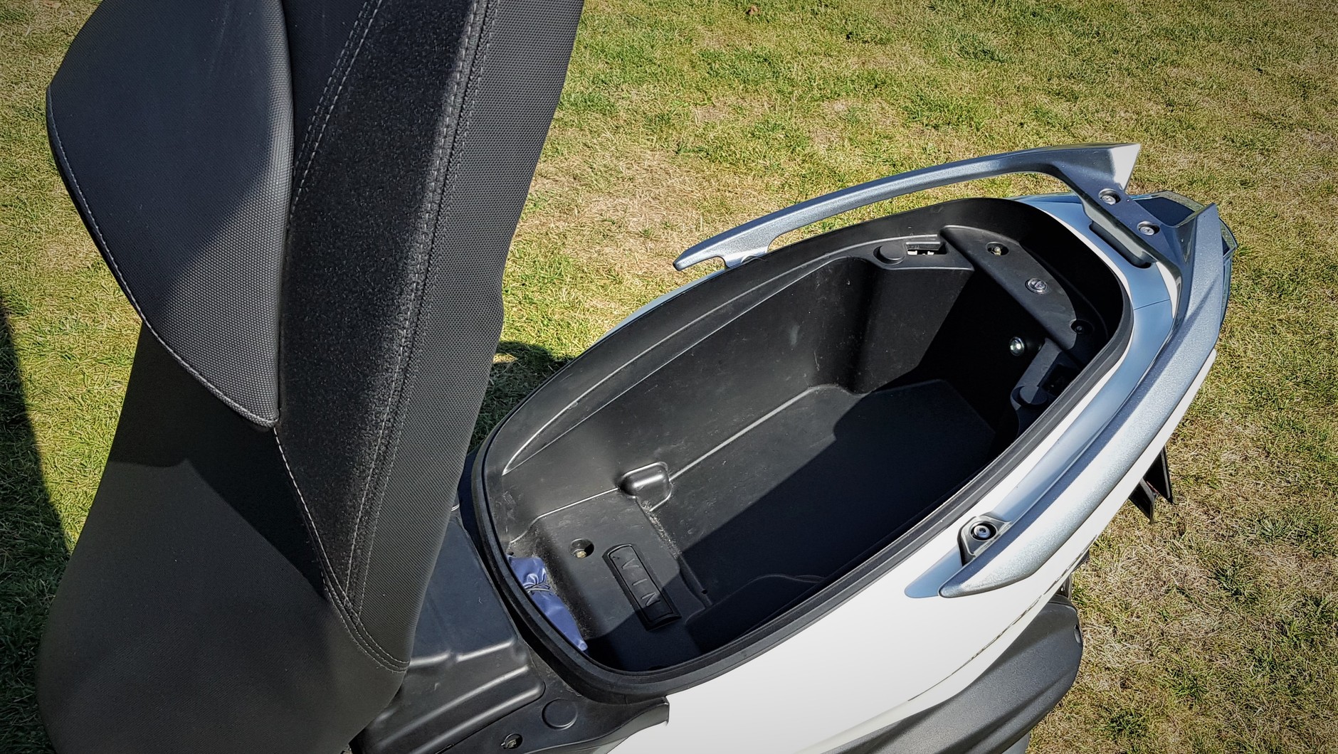 Kymco Xciting 400i - schowek pod kanapą