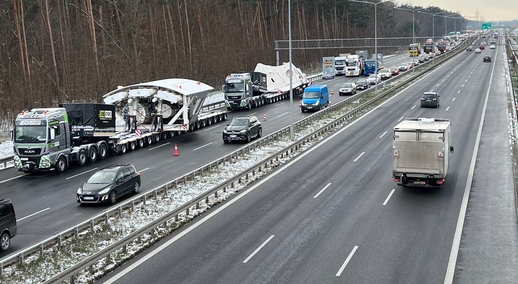 Transport gigantycznej maszyny czeka przed wjazdem do Warszawy na drodze ekspresowej S8 w pobliżu węzła Janki