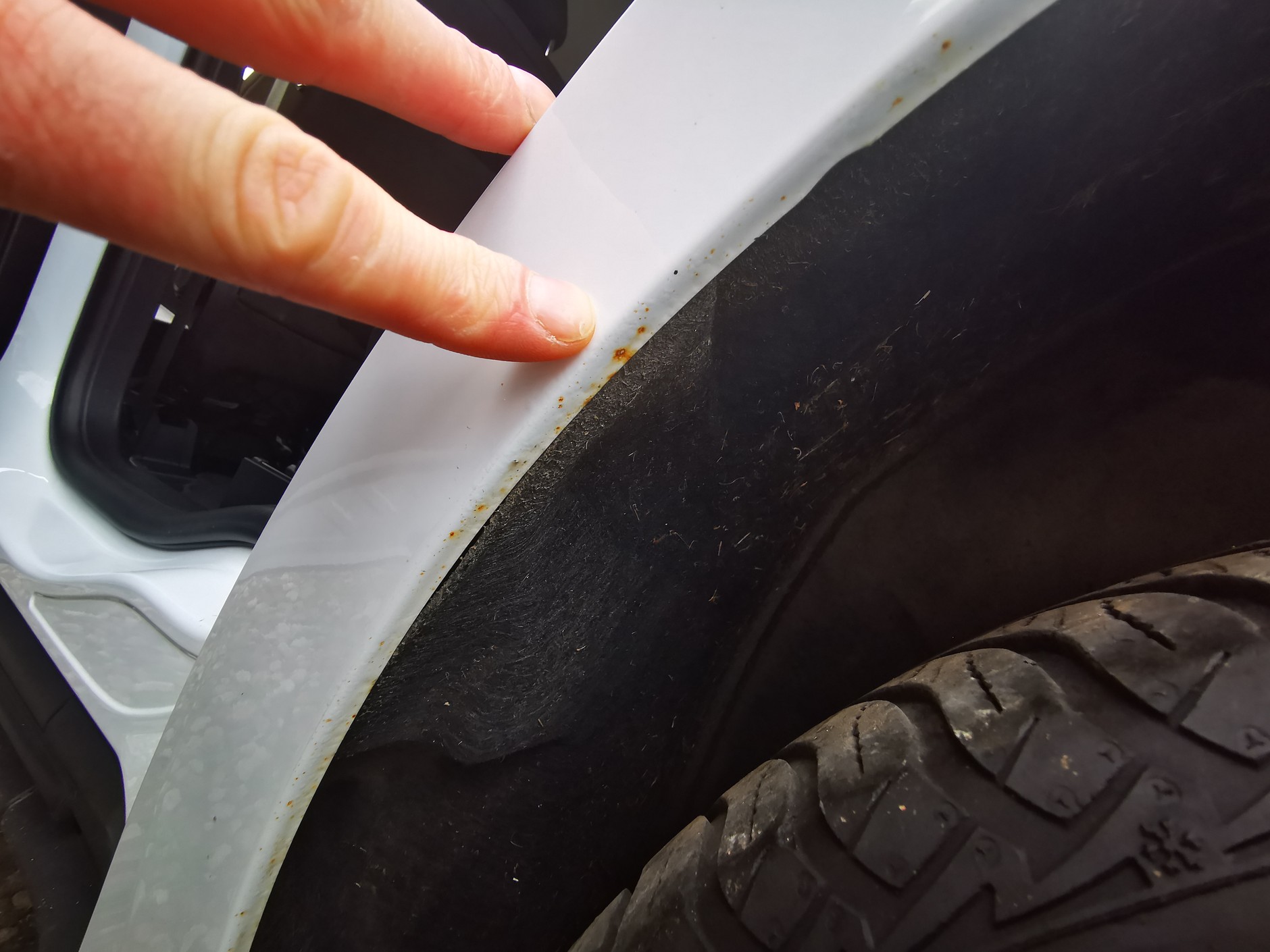 Ford S-Max z 2019 roku z przebiegiem 56 tys. km miał być idealny. Ślady korozji na krawędzi nadkola, na razie w fazie początkowej