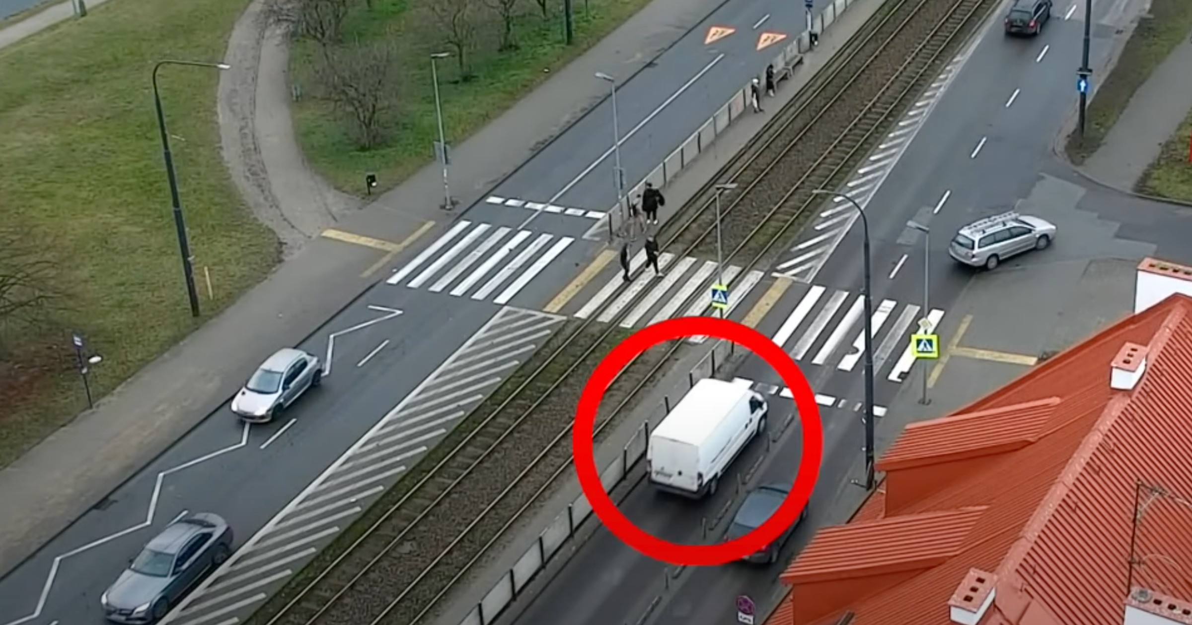 Zachowanie kierowców przed przejściami dla pieszych dokumentują policyjne drony 