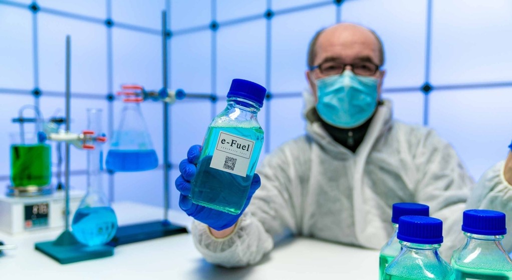 Cena produkowanego w laboratorium e-paliwa wynosi około 4,50 euro za litr