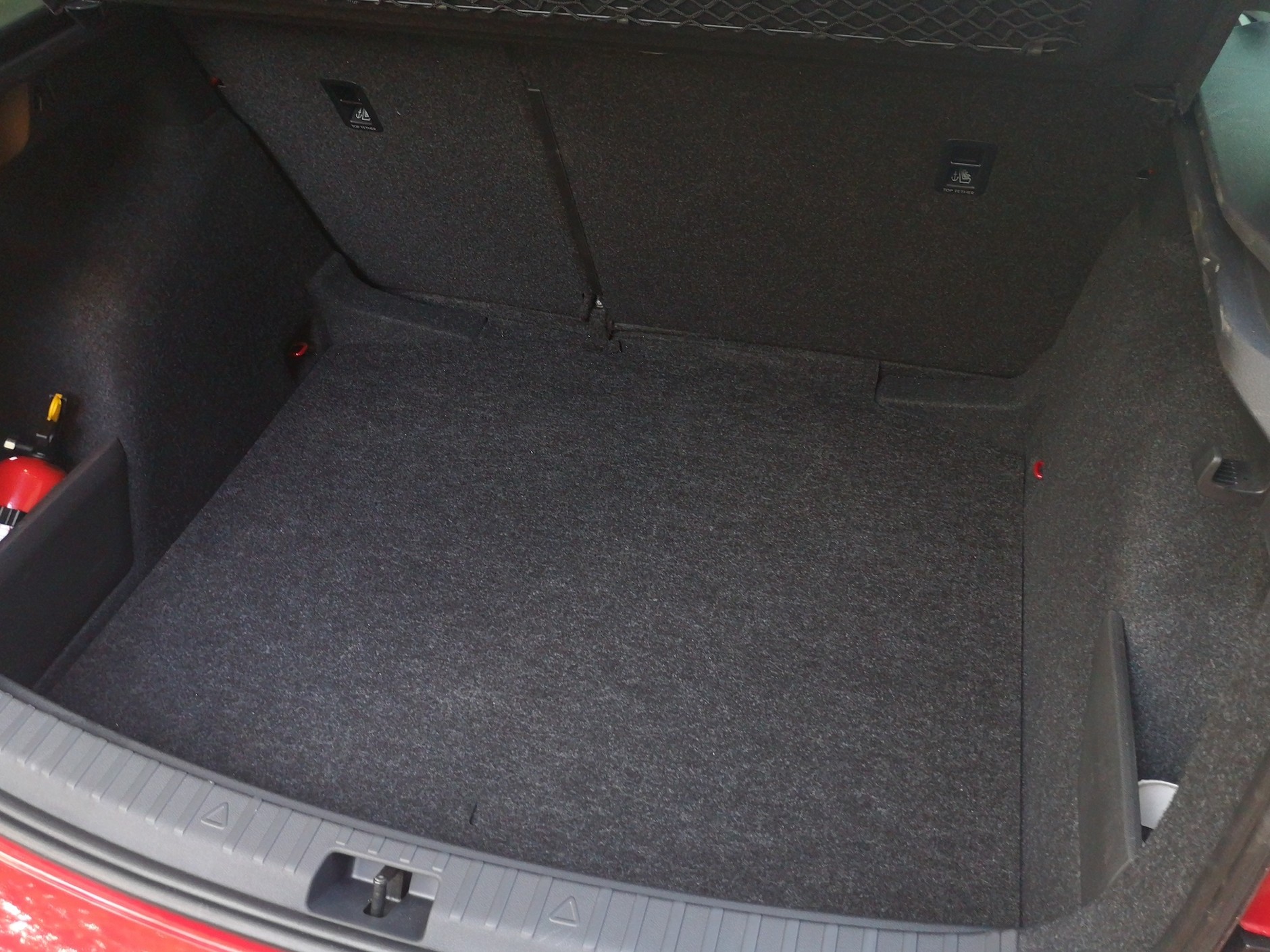 Skoda Scala Style 1.5 TSI: podłoga bagażnika położona jest nisko, co zwiększa jego pojemność  (a jednocześnie utrudnia załadunek), natomiast możliwości przewozowe auta ogranicza mocno pochylona tylna klapa