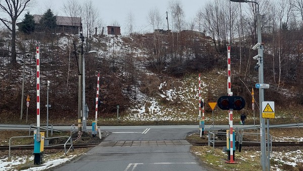 Wiozła czwórkę dzieci i wjechała na przejazd, chociaż zapory zaczęły się już zamykać