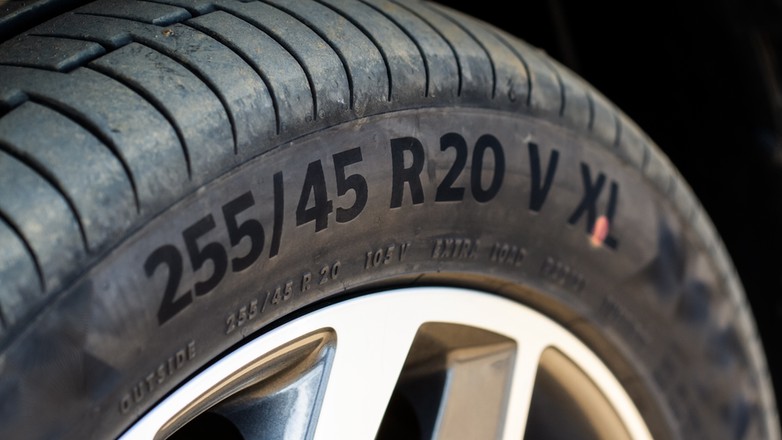 Na boku opony znajduje się wiele oznaczeń i symboli