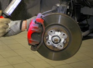 Jak odpowietrzać układ hamulcowy?