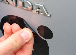 Tajemnicze naklejki na samochodach. Kierowcy nie wiedzą, co oznaczają
