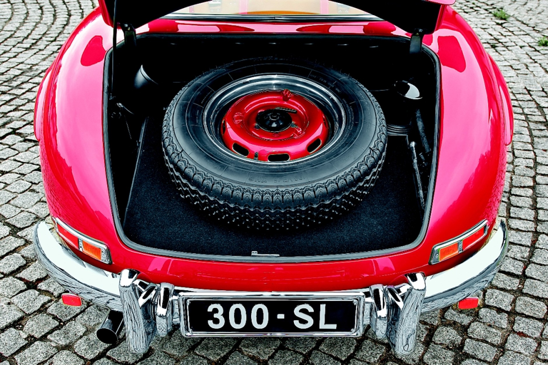 Mercedes SLS wczoraj i dziś: dwa wcielenia skrzydlaka, to lepsze niż latanie